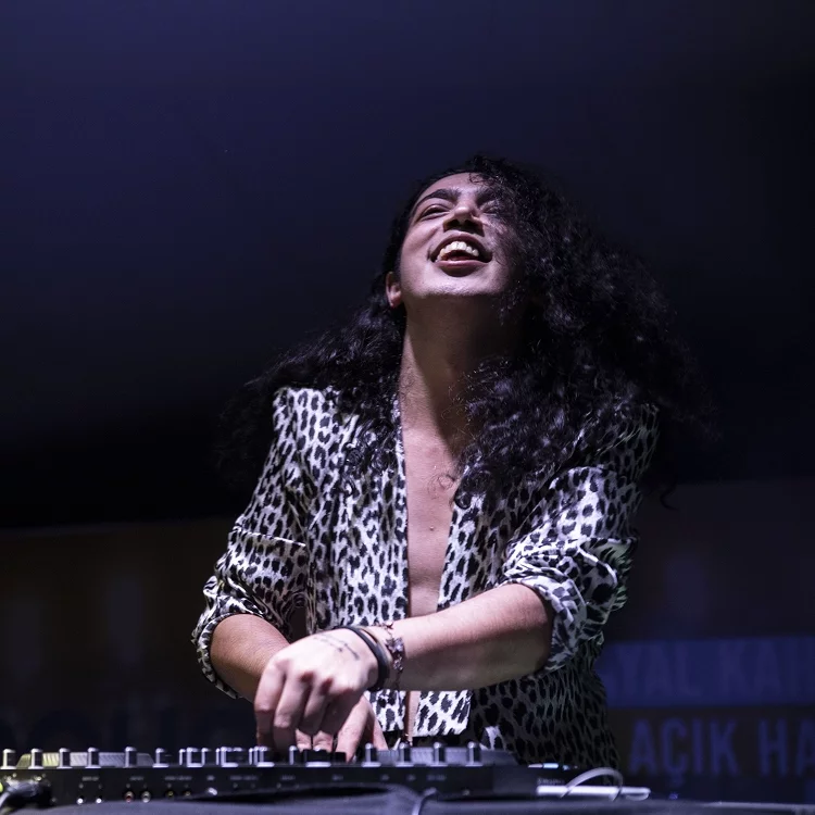 Dj Ali Taş with 90s & 2000s Pop Night